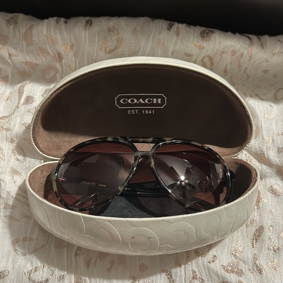 Coach leopard printed sunglasses with case - Picture 4 of 4